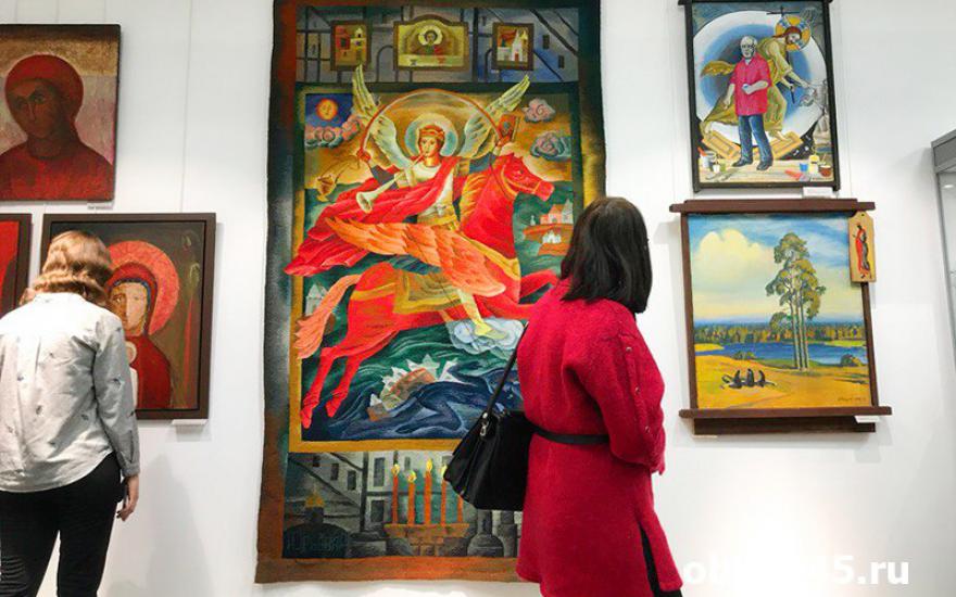 Лики святых и золотое шитьё. В Кургане открылась выставка религиозного искусства.