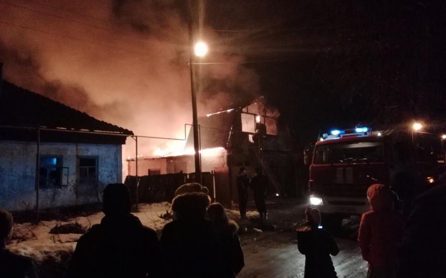 Крупный пожар в Кургане тушили 30 человек.