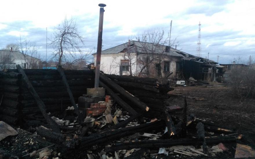 В Курганской области огонь добрался до деревни Лихачи.