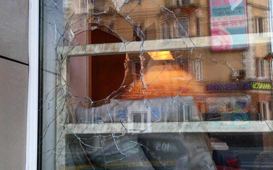 В центре Кургане разбили окна ресторана.