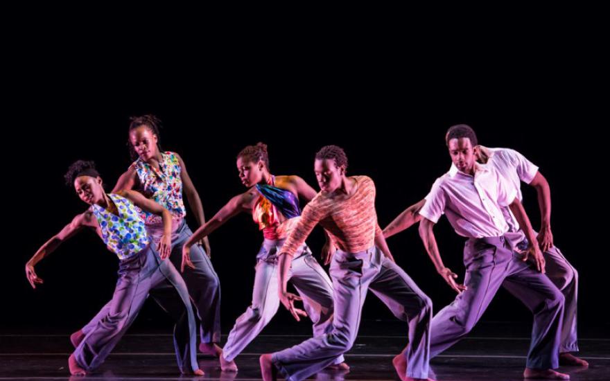 Американские танцоры покажут курганцам радугу за спиной