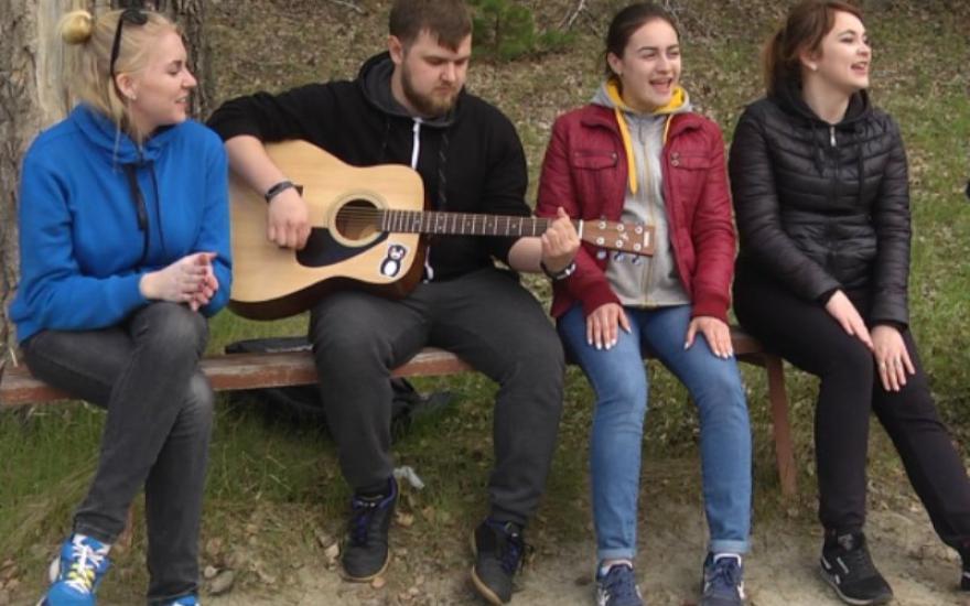 Каникулы курганских студентов: песни под гитару, лапта, купание в речке.