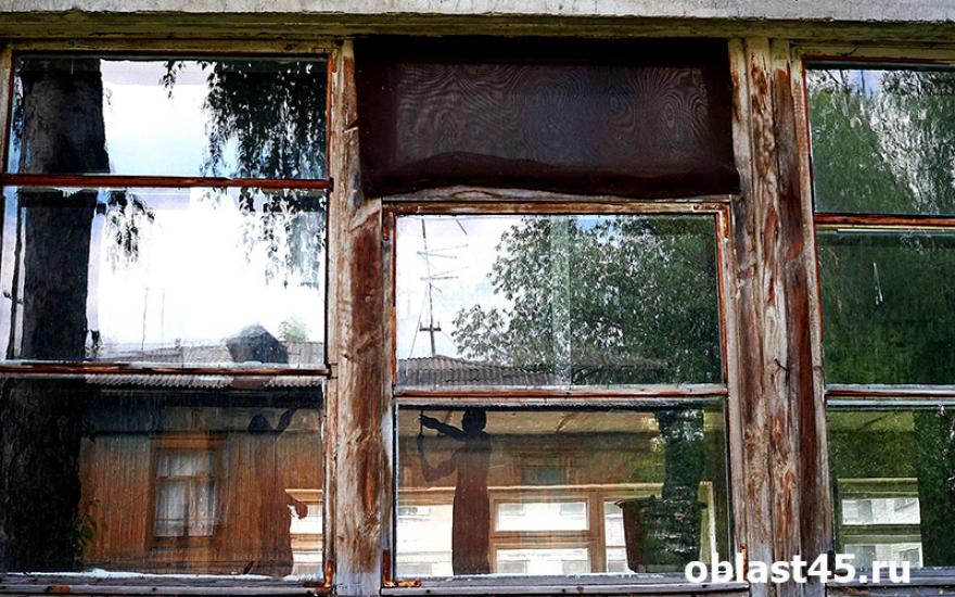 В курганских школах меняют окна и заделывают трещины на фасадах