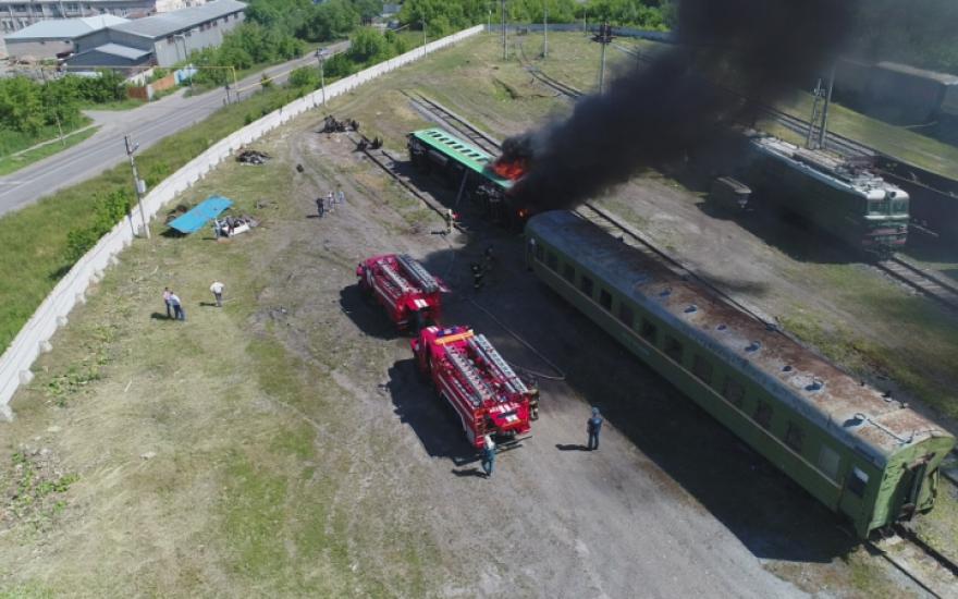 В Курганской области пожарные боролись с огнем на железной дороге