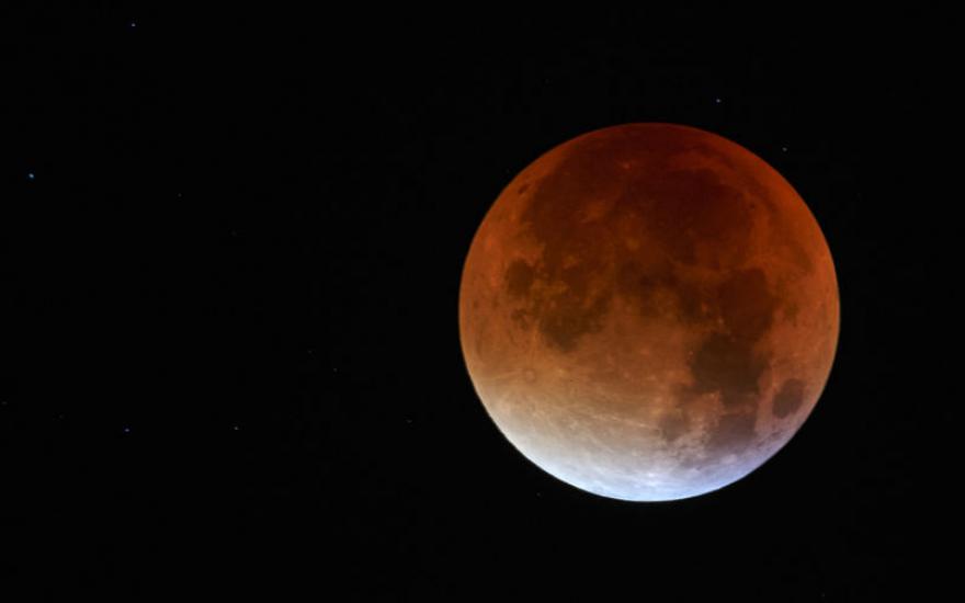 Россияне увидят самое продолжительное лунное затмение в этом веке