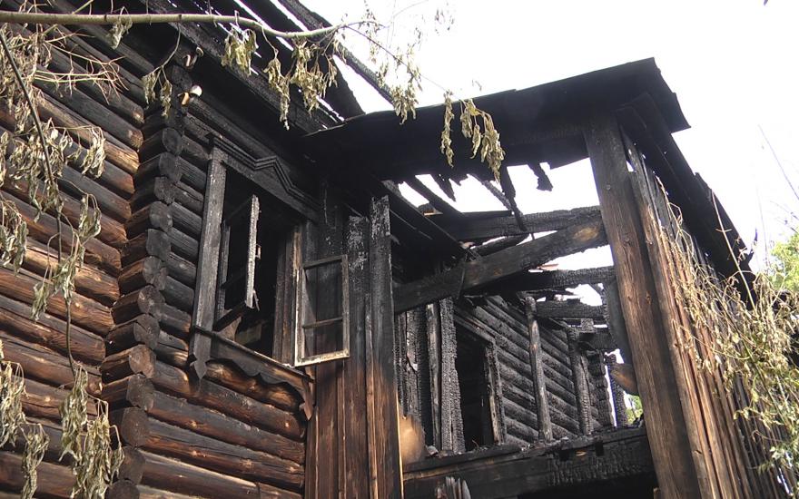 Крупный пожар в центре Кургана уничтожил деревянный дом. Жильцы подозревают поджог