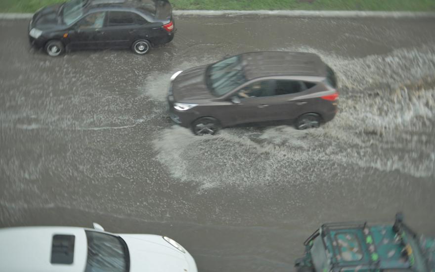 Сильный ливень затопил улицы Кургана