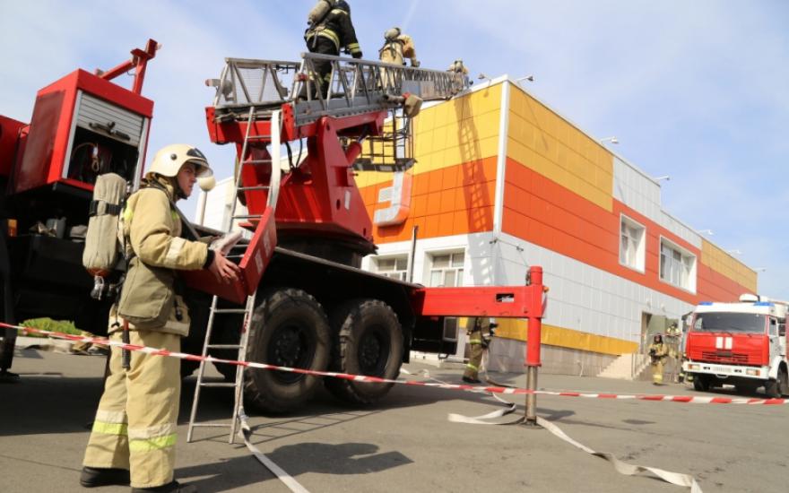Спасатели отрепетировали пожар в курганской школе
