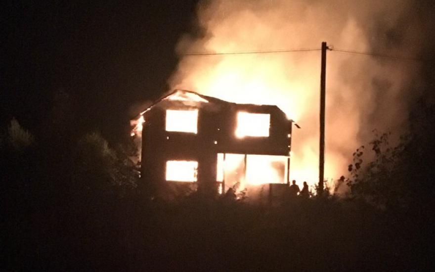 Ночной пожар в Кетовском районе уничтожил крышу и стены жилого дома