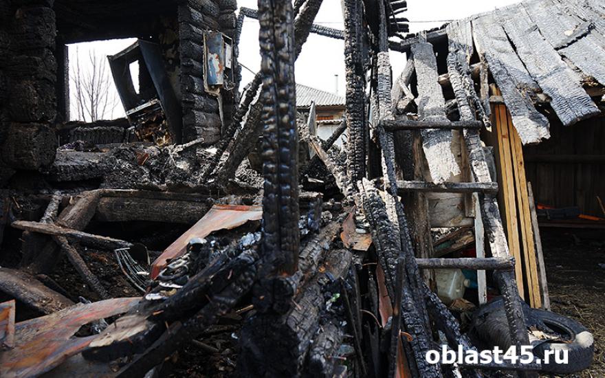 Из-за халатности пенсионерки в Курганской области сгорел дом соседей
