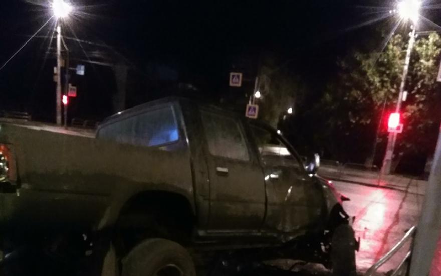 Ночью в Кургане на перекрестке столкнулись 4 автомобиля