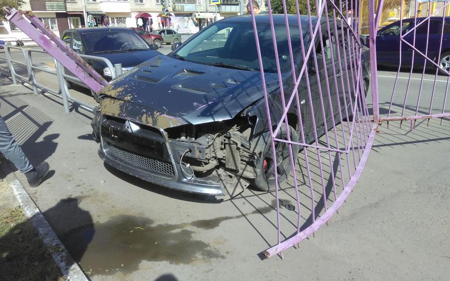 В Кургане водитель повредил школьные ворота