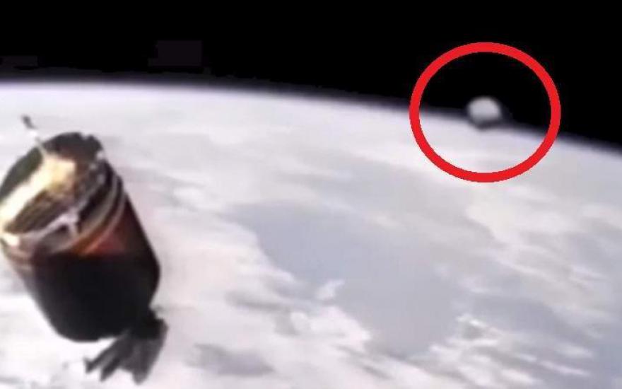 На видео рядом с МКС уфологи рассмотрели летящий шар