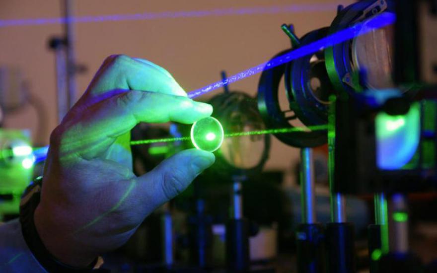 Нобелевскую премию по физике присудили за лазеры