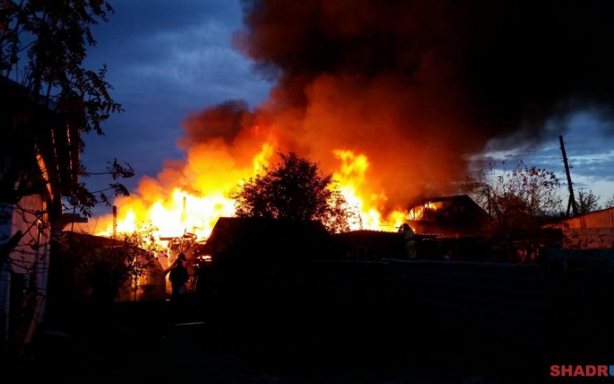 Пожар помогали тушить соседи и прохожие. В Курганской области сгорело два жилых дома