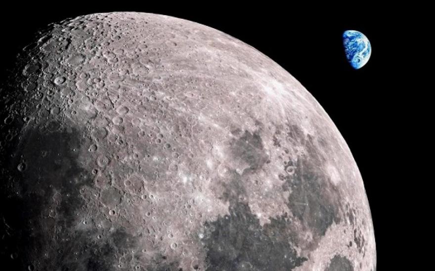 Астронавты запечатлели НЛО, который прятался за Луной