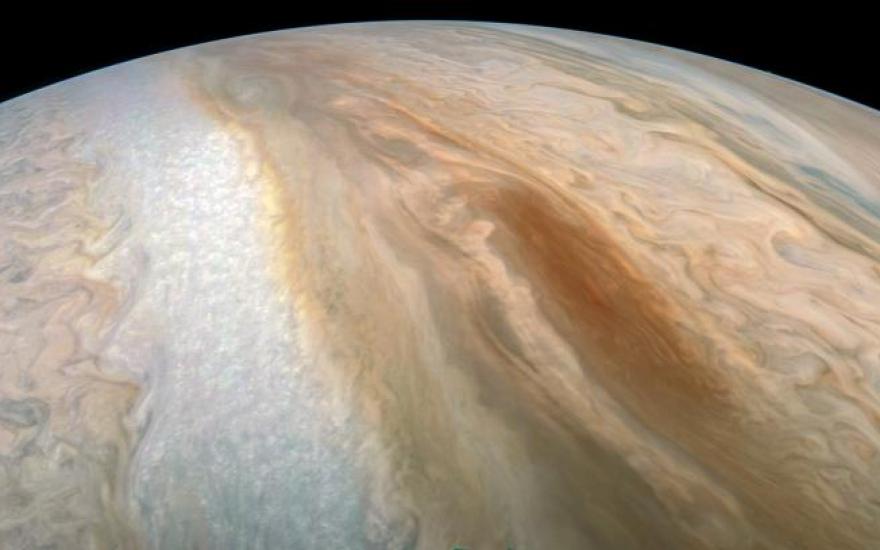 Камеры NASA сфотографировали НЛО над Юпитером