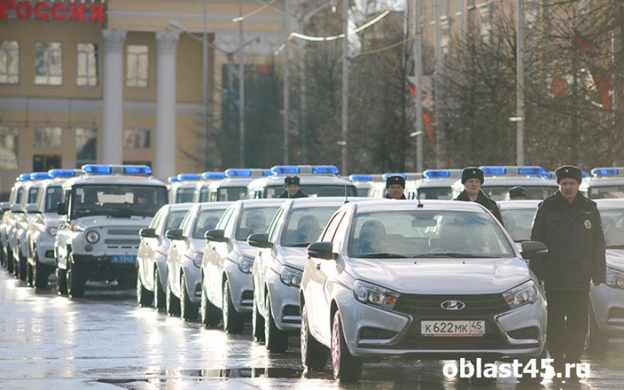 Вадим Шумков вручил зауральским полицейским новые автомобили