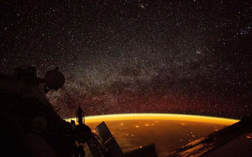 В NASA показали загадочное свечение над Землей