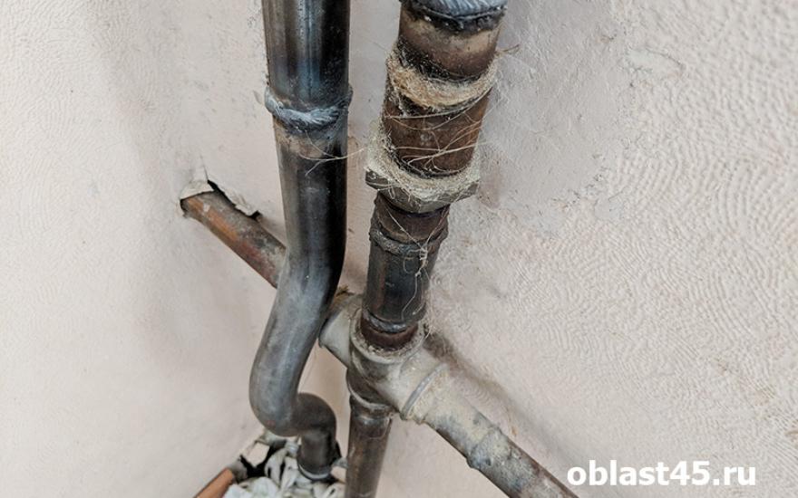 Жители курганского общежития не могут добиться ремонта труб
