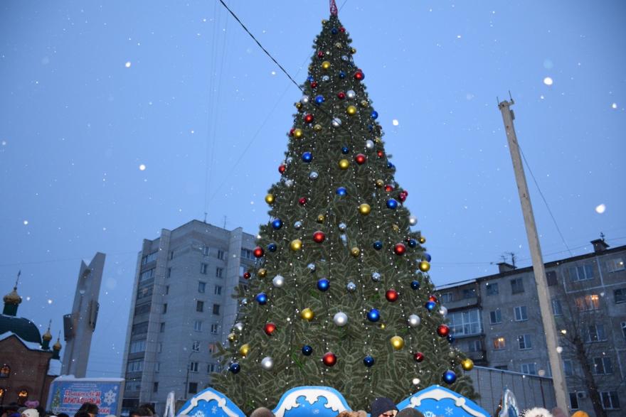 В микрорайоне Рябково появилась новогодняя площадка с ёлкой и горками 
