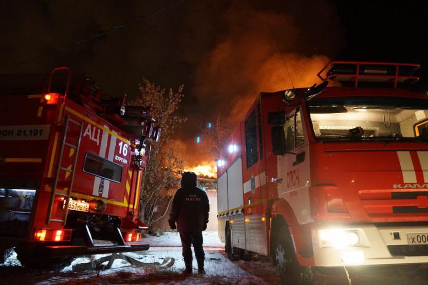 В Кургане пожарные 2 часа боролись с огнём 
