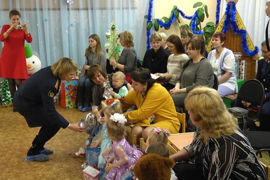 Силовики поздравили с Новым годом малышей из Дома ребенка 
