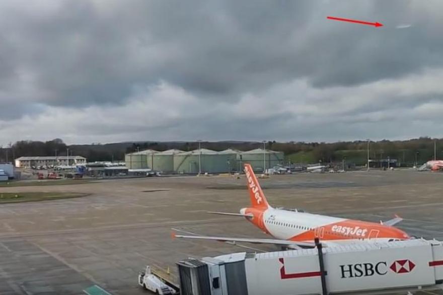Над лондонским аэропортом заметили НЛО. «Летающая тарелка» попала на видео