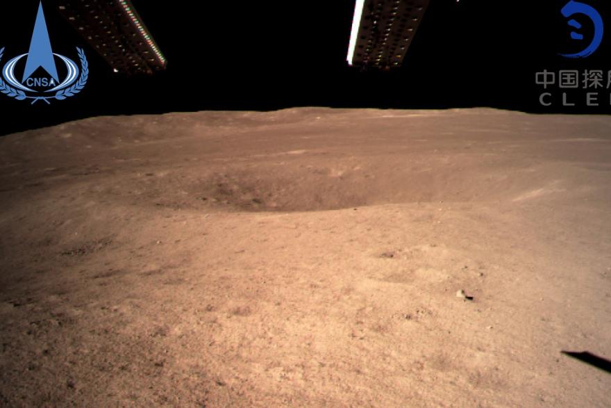 Китайский космический аппарат показал первые снимки с обратной стороны Луны