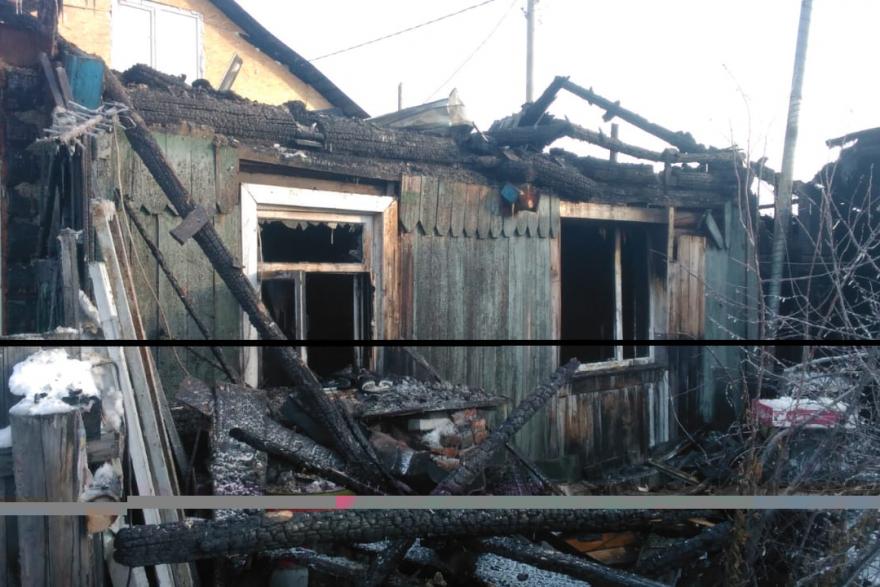 В Кургане сгорела часть дома. Два человека с ожогами в больнице