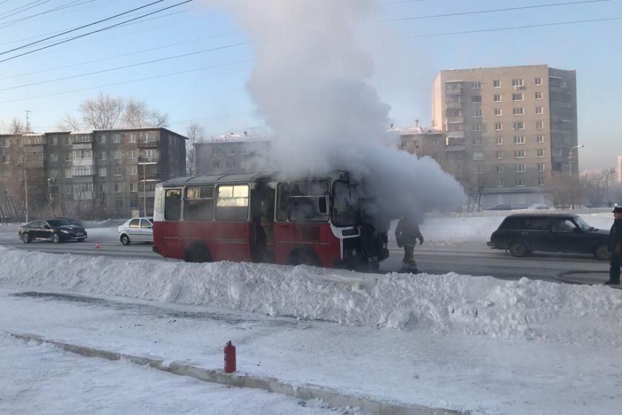 В Кургане на Дзержинском кольце загорелся автобус