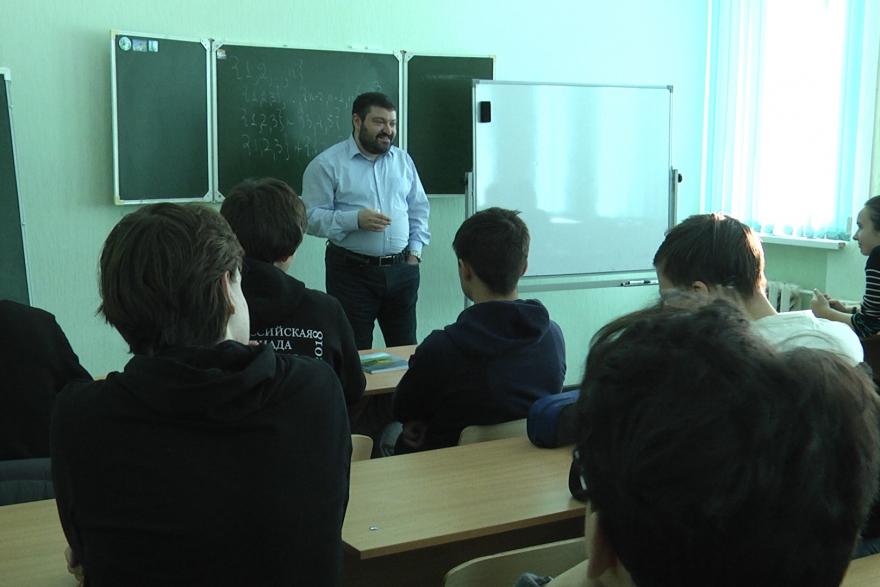 Профессор из Москвы говорил с курганскими студентами и школьниками о графах и комбинаторике