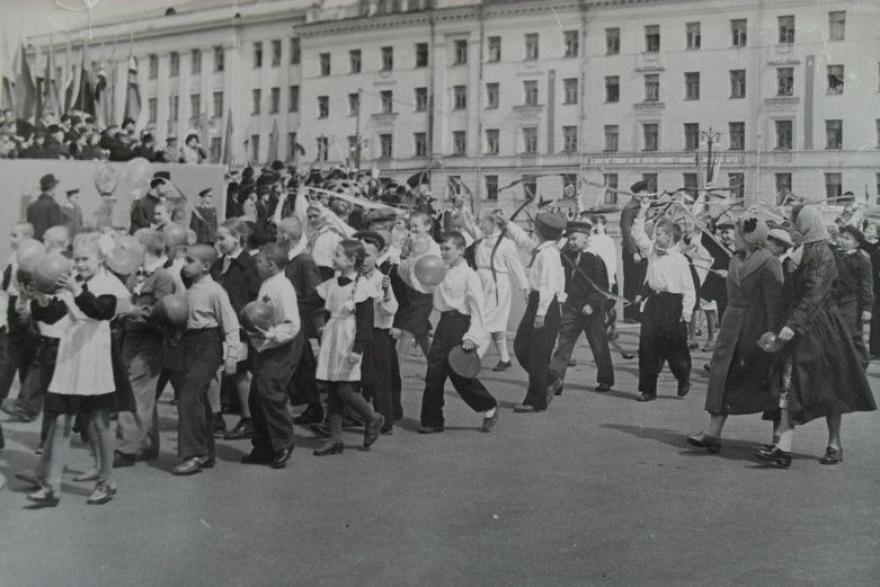 Улица 1 мая курган. Первомайская демонстрация в Кургане. 1 Мая 1959 года. Северодвинск Первомайская демонстрация 1959 года. Курган СССР.