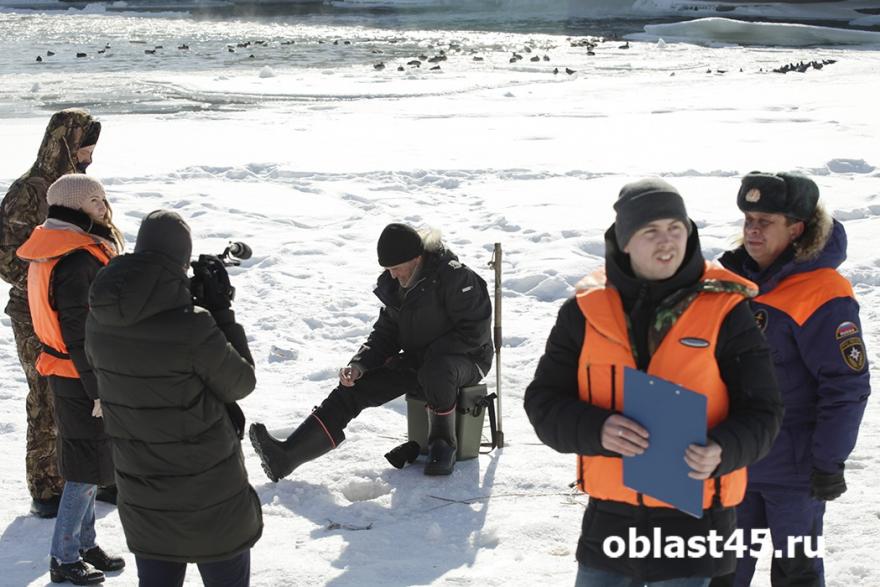 Курганских рыбаков не пугает опасность провалиться под лед и утонуть 