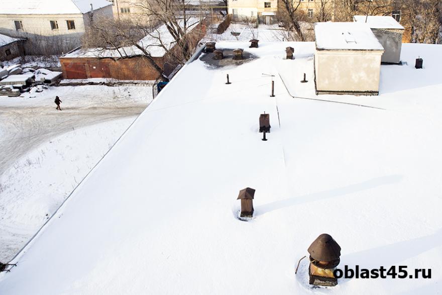 В Кургане снег с крыш падает на головы пешеходов