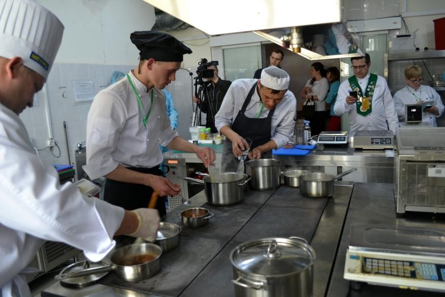 Повара из регионов УФО устроили кулинарные соревнования в Кургане 