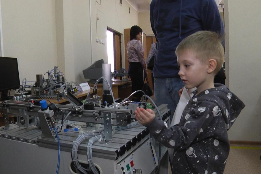 Инженерная школа Кургана учит детей делать роботов 