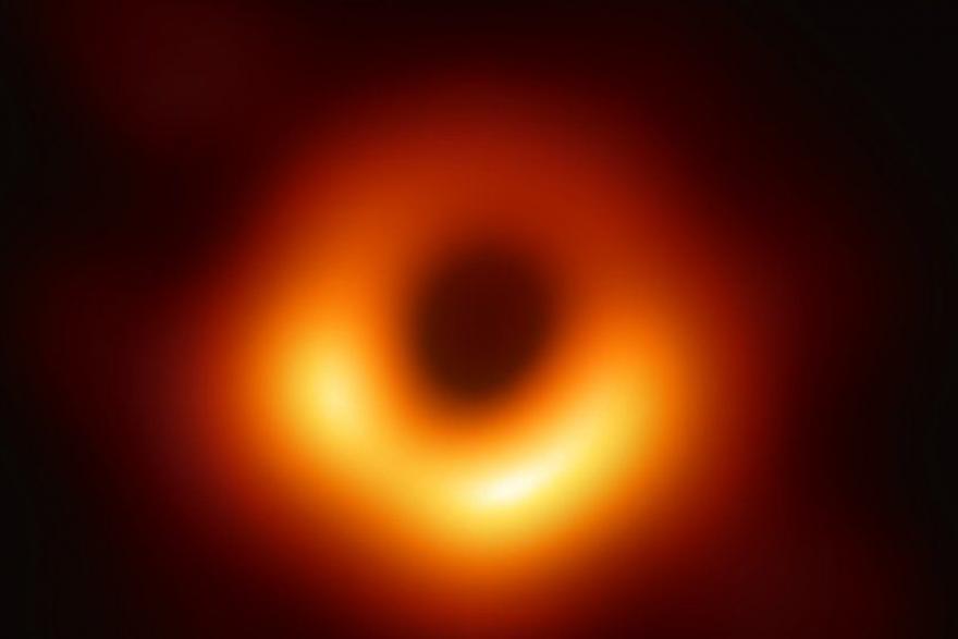 Сделана первая в истории человечества фотография черной дыры