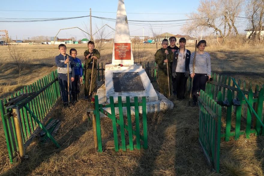 В Зауралье дети приводят в порядок памятники участникам Великой Отечественной войны