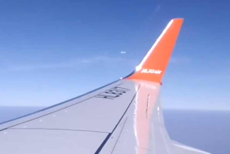 На видео попал НЛО около самолета