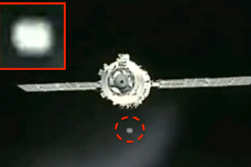 На видео попали два НЛО около космического модуля