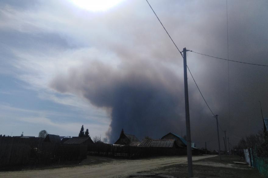 Из-за пожара люди покидают село Иковка в Кетовском районе