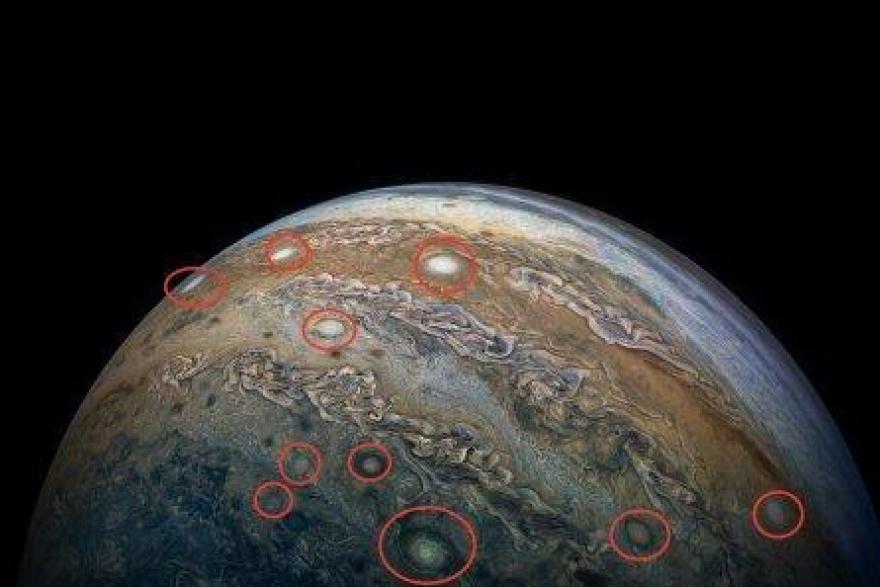 На Юпитере обнаружили загадочные объекты. Уфологи уверены — это космодромы НЛО