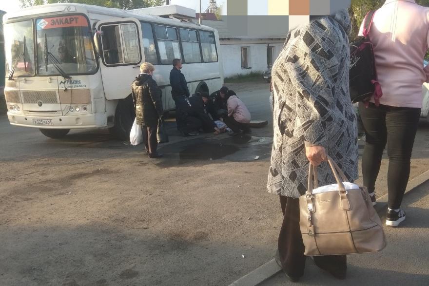  В Кургане водитель автобуса высадил пассажиров и умер