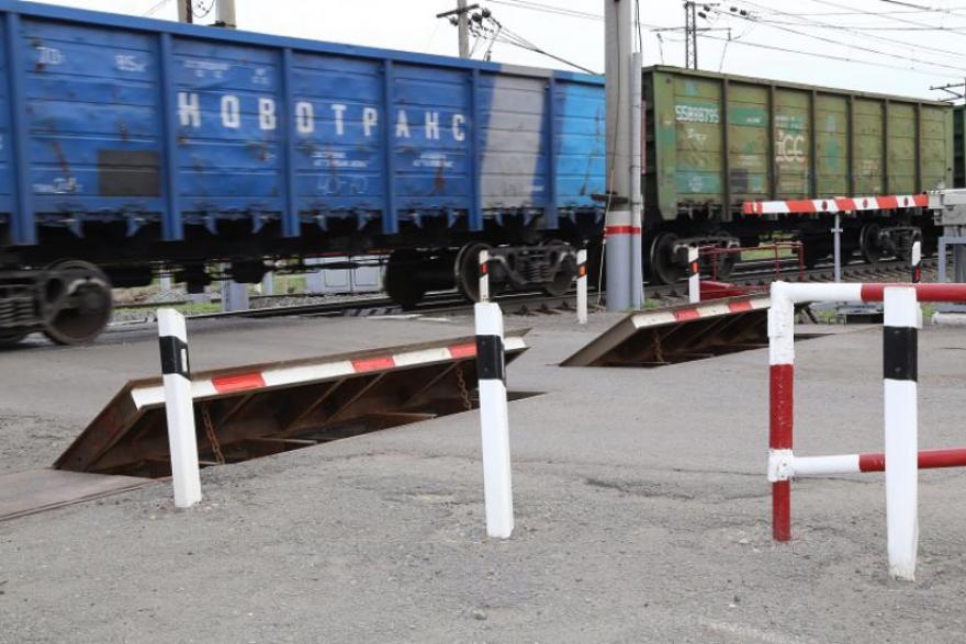 Курганским автомобилистам напомнили о штрафах за неправильный переезд железнодорожных путей