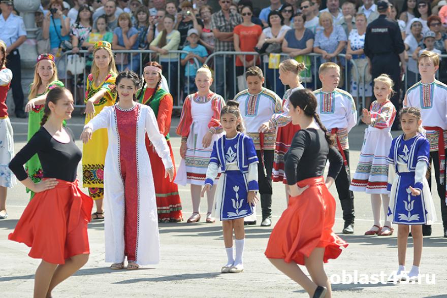 Фестиваль национальных культур и «Поющий автобус»: программа Дня России в Кургане