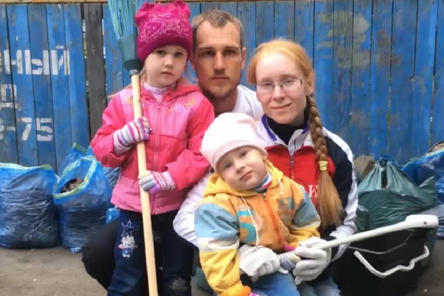 Семья из Челябинска навела порядок во дворе, чем восхитила курганцев