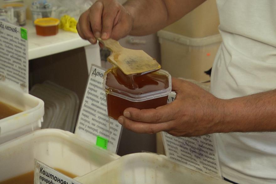 Жителям Кургана раздают мёд бесплатно