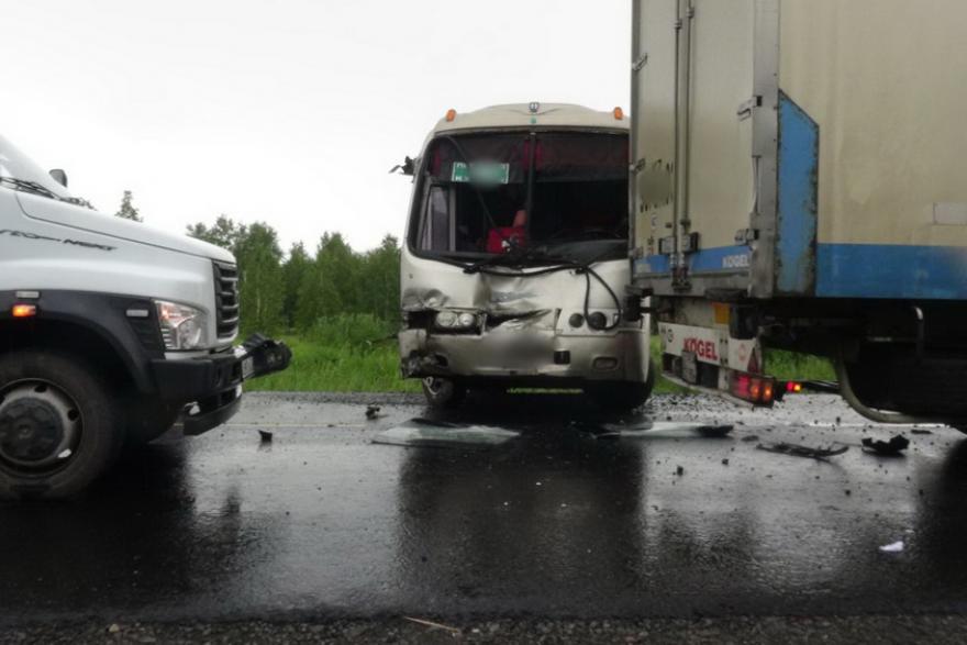 В Зауралье пассажирский автобус врезался в два грузовика