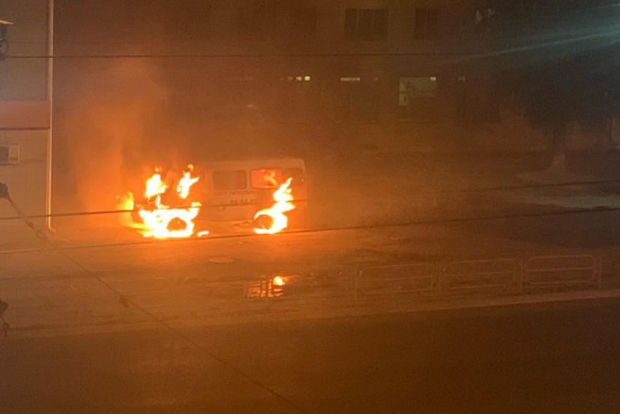 В Кургане сгорел автомобиль ритуальных услуг 